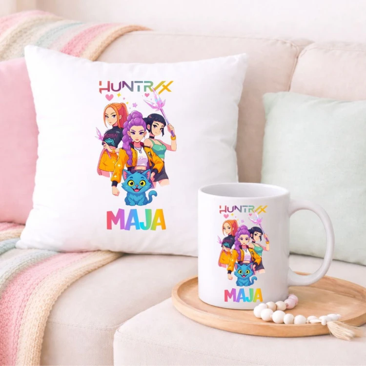 Zestaw poduszka i kubek HUNTRIX K-Pop personalizowany z imieniem (wzór 4).jpg