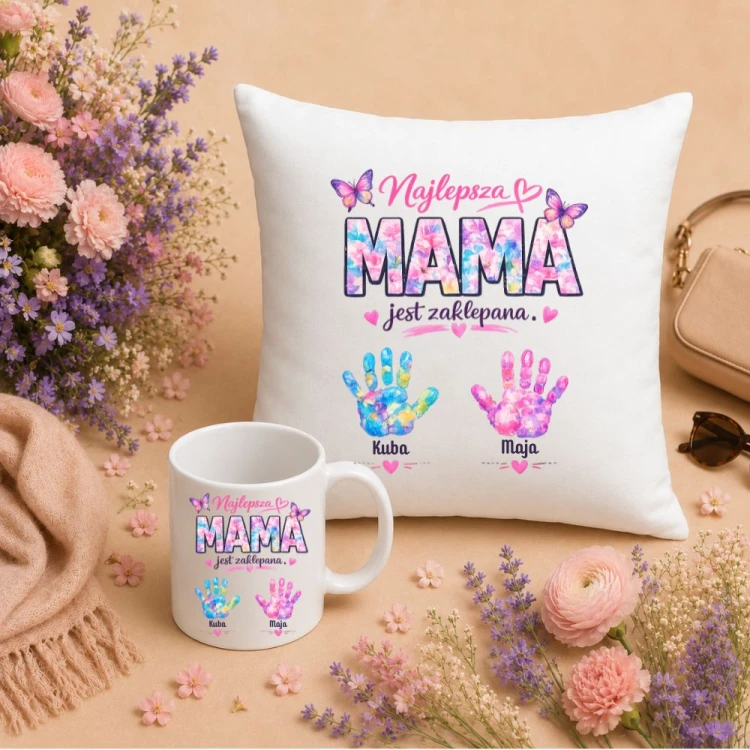Prezent na dzień mamy - Zestaw poduszka i kubek "Najlepsza mama jest zaklepana".jpg