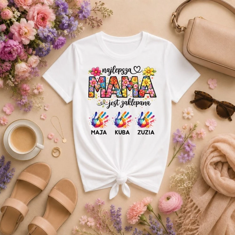 Prezent na dzień mamy - Koszulka Najlepsza mama jest zaklepana z imionami dzieci.jpg