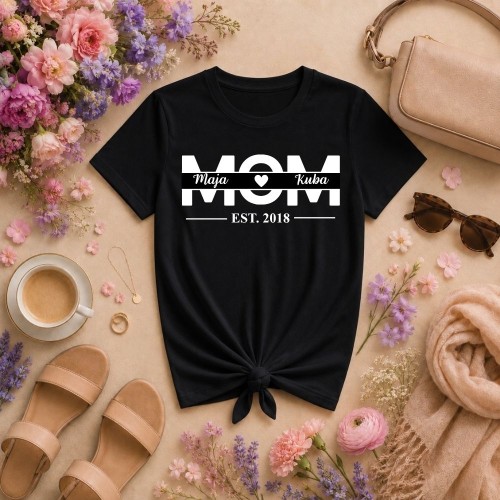 Prezent na dzień mamy - Koszulka dla mamy MOM z imionami dzieci czarna.jpg