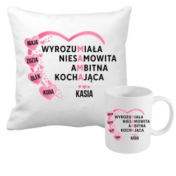 Zestaw poduszka i kubek dla mamy z imionami dzieci MAMA w 4 słowach.jpg