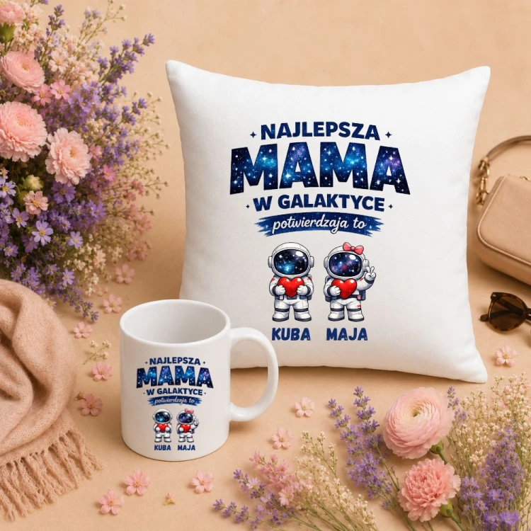Prezent na dzień mamy - Zestaw poduszka i kubek Najlepsza MAMA w galaktyce z imionami dzieci.jpg