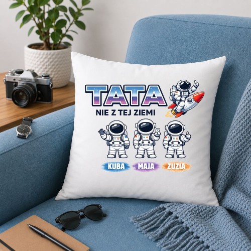 Prezent na dzień taty - Poduszka TATA nie z tej ziemi z imionami dzieci.jpg