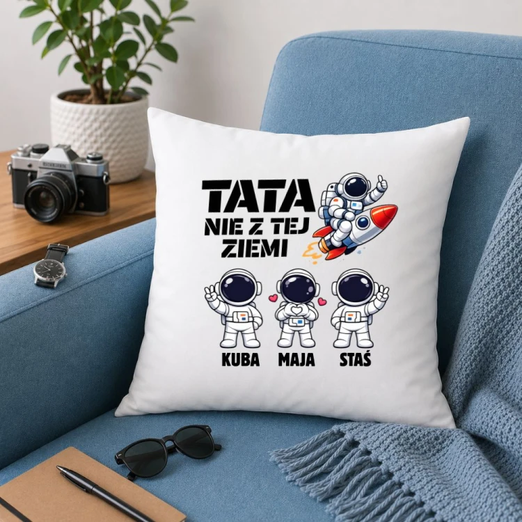 Prezent na dzień taty - Poduszka TATA nie z tej ziemi z imionami dzieci.jpg
