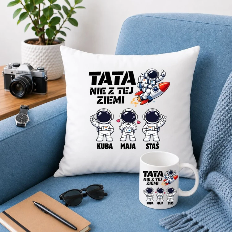 Prezent na dzień taty - Poduszka i kubek TATA nie z tej ziemi z imionami dzieci.jpg