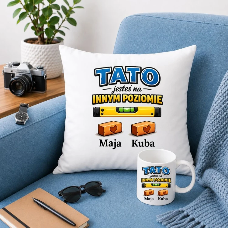Prezent na dzień taty - Poduszka i kubek TATO jesteś na innym poziomie z imionami dzieci.jpg
