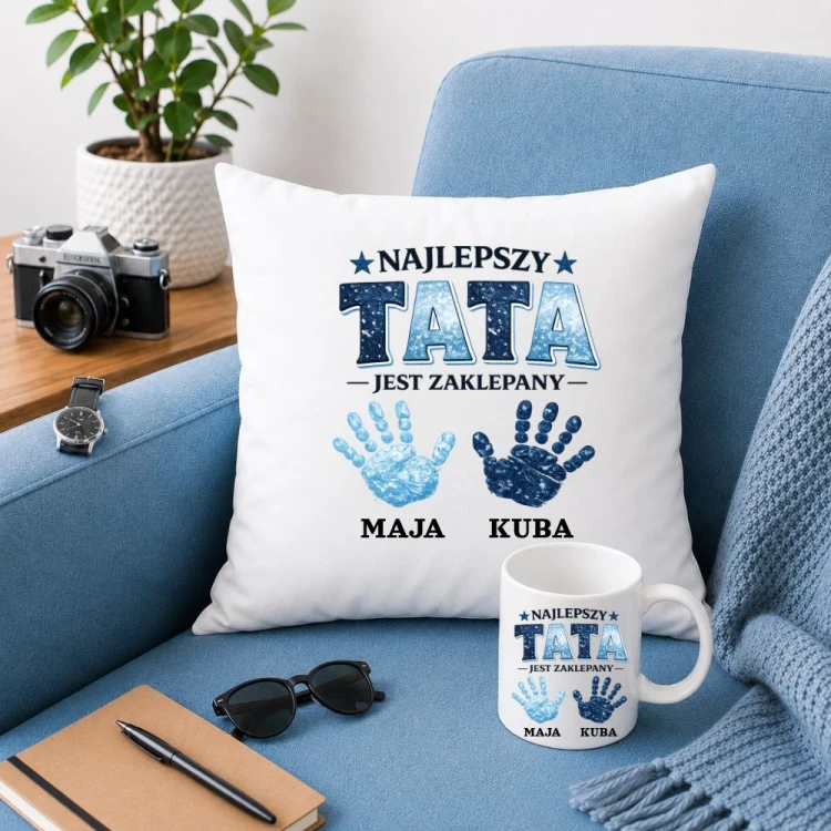 Prezent na dzień taty - Poduszka i kubek Najlepszy TATA jest zaklepany z imionami dzieci motyw niebieski.jpg